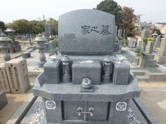 施工例3－44　納骨堂式洋型墓石　黒竜江省産K12A