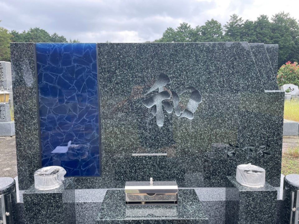 施工例　3－50　大津市近江大霊園で、ガラスを使ったお墓の建墓