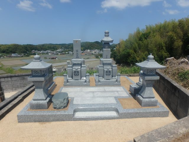 施工例2－55　大島石で五輪塔と神戸型