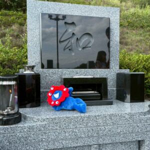 お彼岸ですね。ミャクミャクと一緒にお墓参り