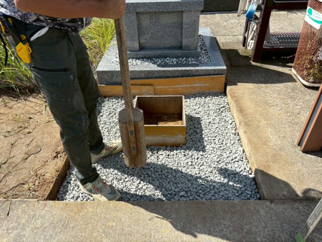 砕石の敷き均しと転圧工事