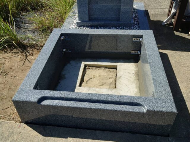 外柵の水平調整様子