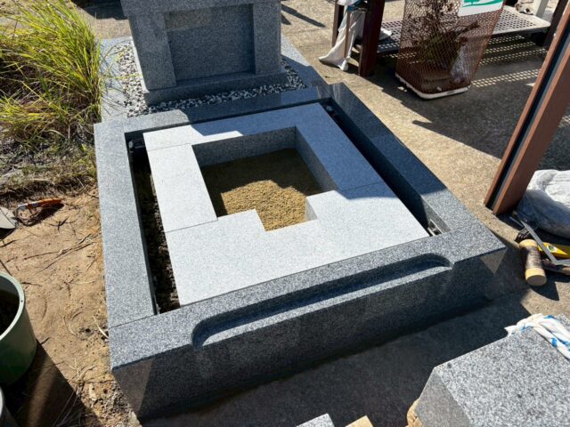 納骨石棺の据付工事