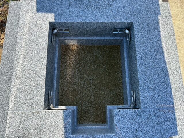 芝台のステンレス製コーナー金具固定