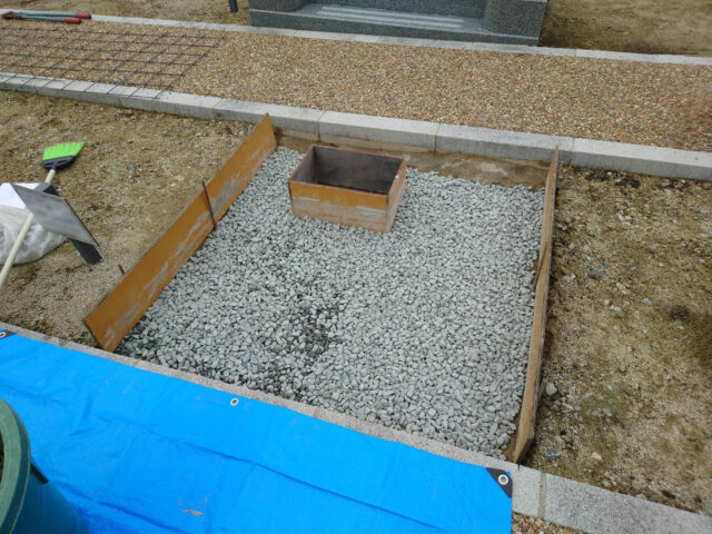 宝塚すみれ墓苑 砕石敷設