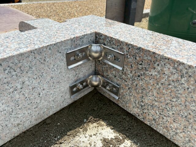 宝塚すみれ墓苑 ステンレスコーナー金具固定