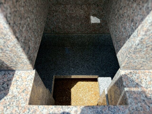 宝塚すみれ墓苑 洋型石碑 納骨室内部