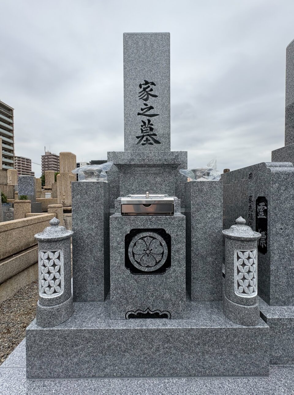 ｓ4寺院墓地に庵治石で出来たお墓の詳細画像1